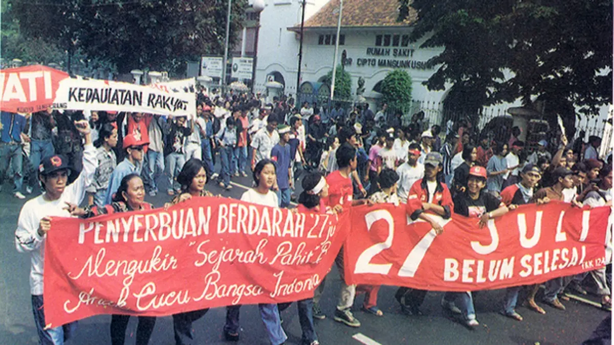 Aksi protes oleh pendukung PDI-P untuk mengenang Kudatuli, insiden 27 Juli. (DOK WIKIPEDIA) 