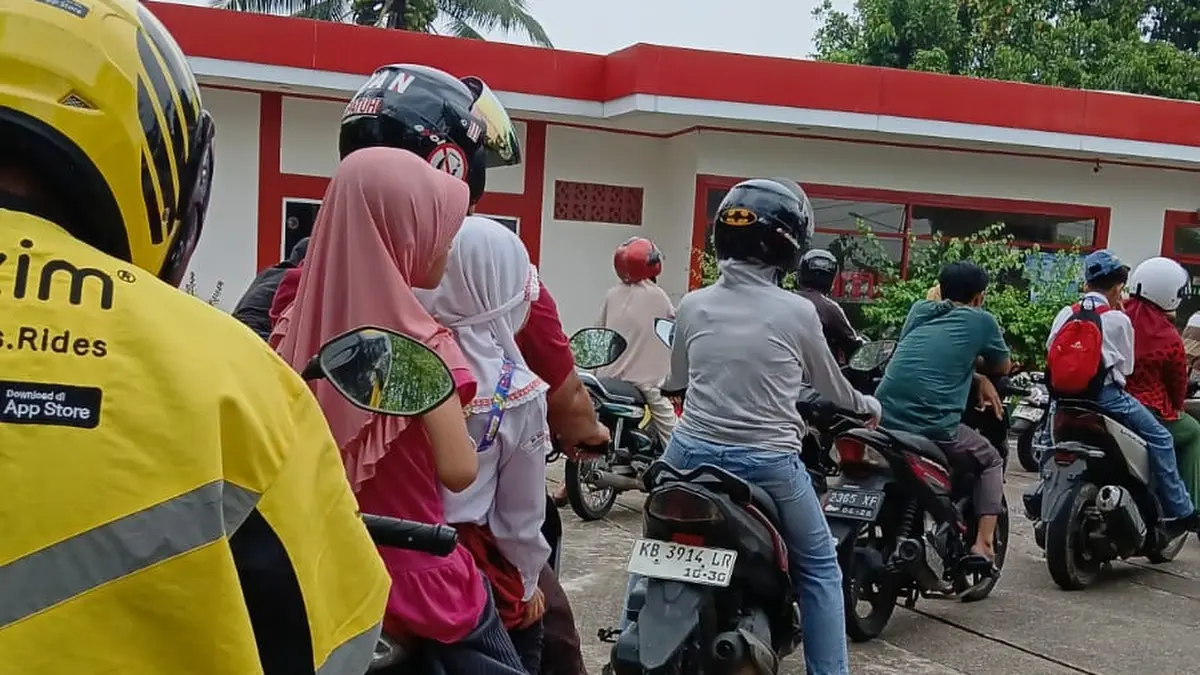Antrean kendaraan di SPBU Pal 5 Jalan Raya Sungai kakap Kubu Raya mengular pada Sein (27/7). (NOVANTAR RAMSES NEGARA/PONTIANAK POST)&nbsp;&nbsp;