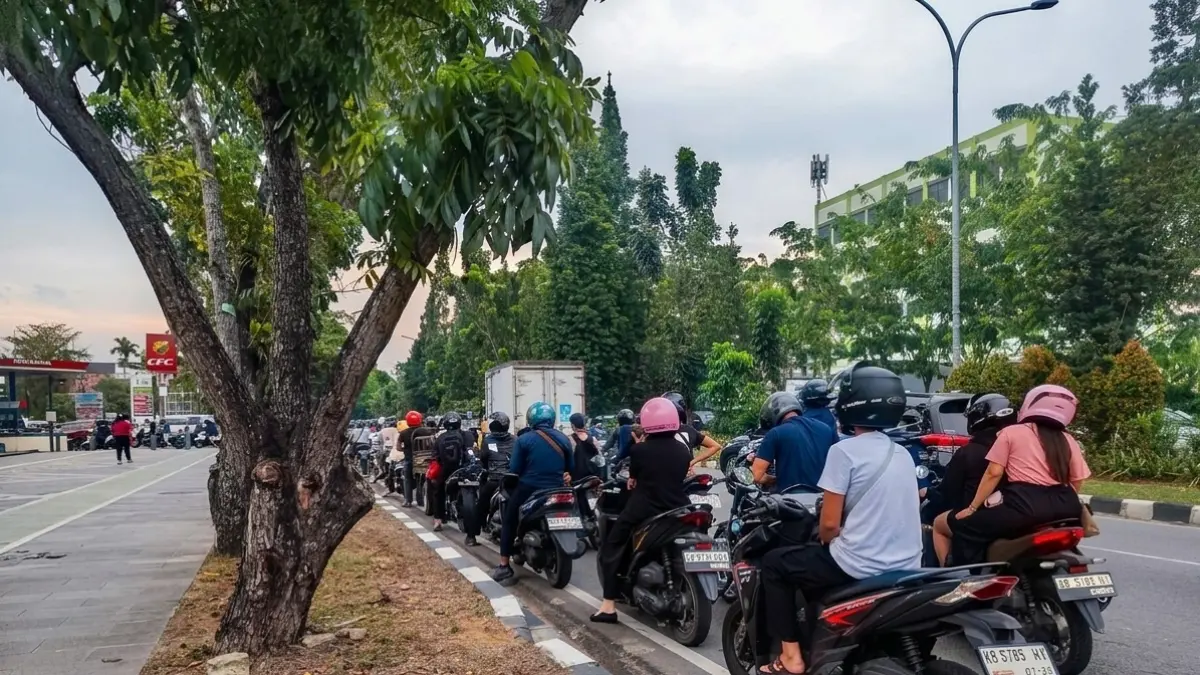 Antrean kendaraan mengular hingga ke badan Jalan Ahmad Yani saat menunggu giliran mengisi Pertalite di SPBU Pontianak. Kelangkaan BBM mulai meluas ke sejumlah wilayah di Kalimantan Barat. (DENY HAMDANI/PONTIANAK POS)