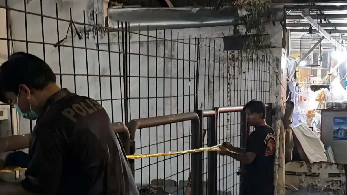Aparat kepolisian memasang garis polisi di Klinik Mordent, tempat diduga ditemukannya Sutrimo, penjaga rumah mantan Jampidsus Febrie Adriansyah, Kebayoran Baru, Jakarta Selatan, Minggu malam (26/7). (Muhamad Ridwan/JawaPos.com)