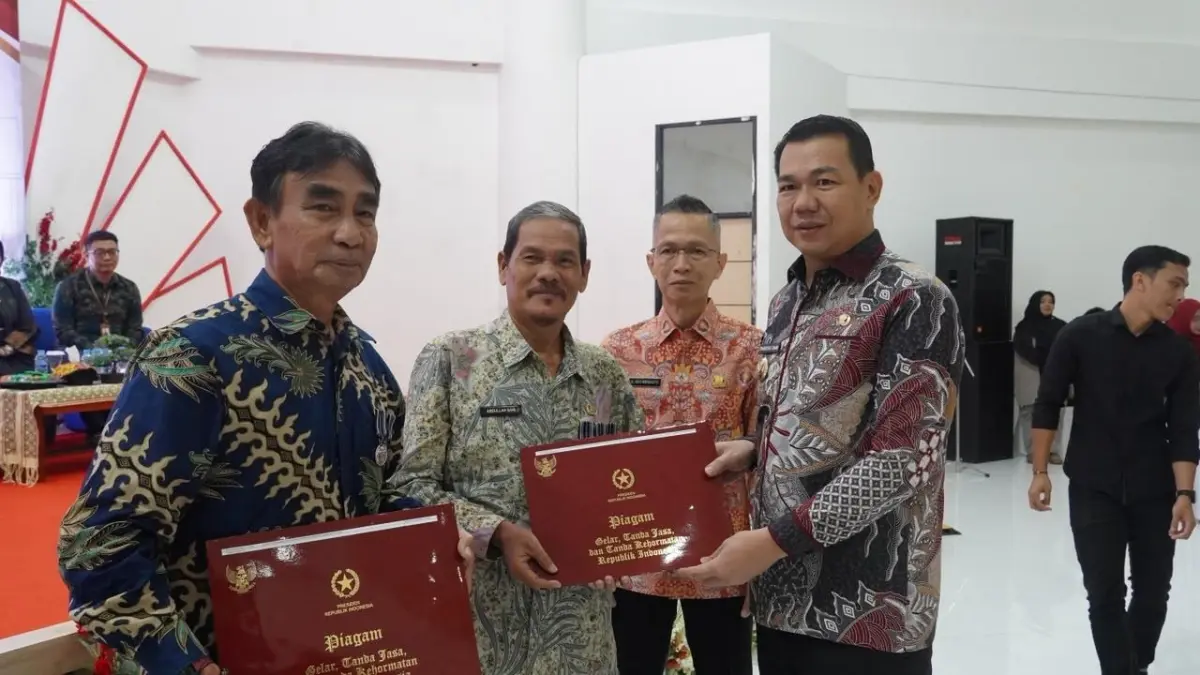 Bupati Fransiskus Diaan memberikan penghargaan secara simbolis kepada ASN dalam acara pembekalan masa purnatugas. (ISTIMEWA) 