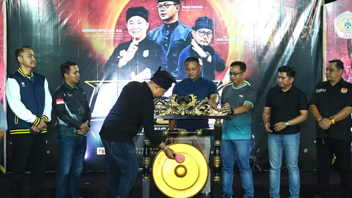 Bupati Ketapang, Alexander Wilyo, memukul gong tanda dimulainya Kejuaraan Pencak Silat IPSI Cup II 2026, Jumat (24/7) malam.

