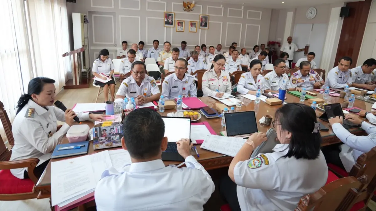 Bupati Landak, Karolin Margret Natasa memimpin rapat pembentukan tim lintas sektoral untuk menekan angka anak putus sekolah di wilayah tersebut di Kantor Bupati Landak, Rabu (22/7). (HUMAS PEMKAB LANDAK)