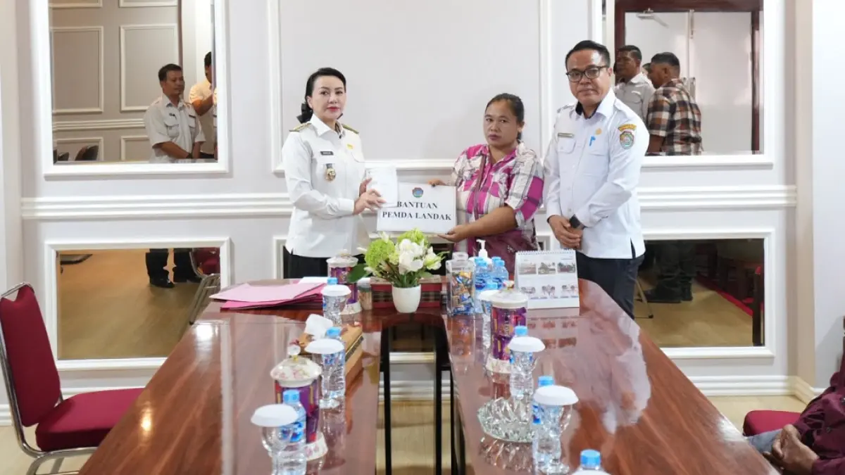 Bupati Landak Karolin Margret Natasa menyalurkan bantuan sosial kepada warga terdampak bencana di Kantor Bupati Landak, Rabu (22/7). (HUMAS PEMKAB LANDAK)