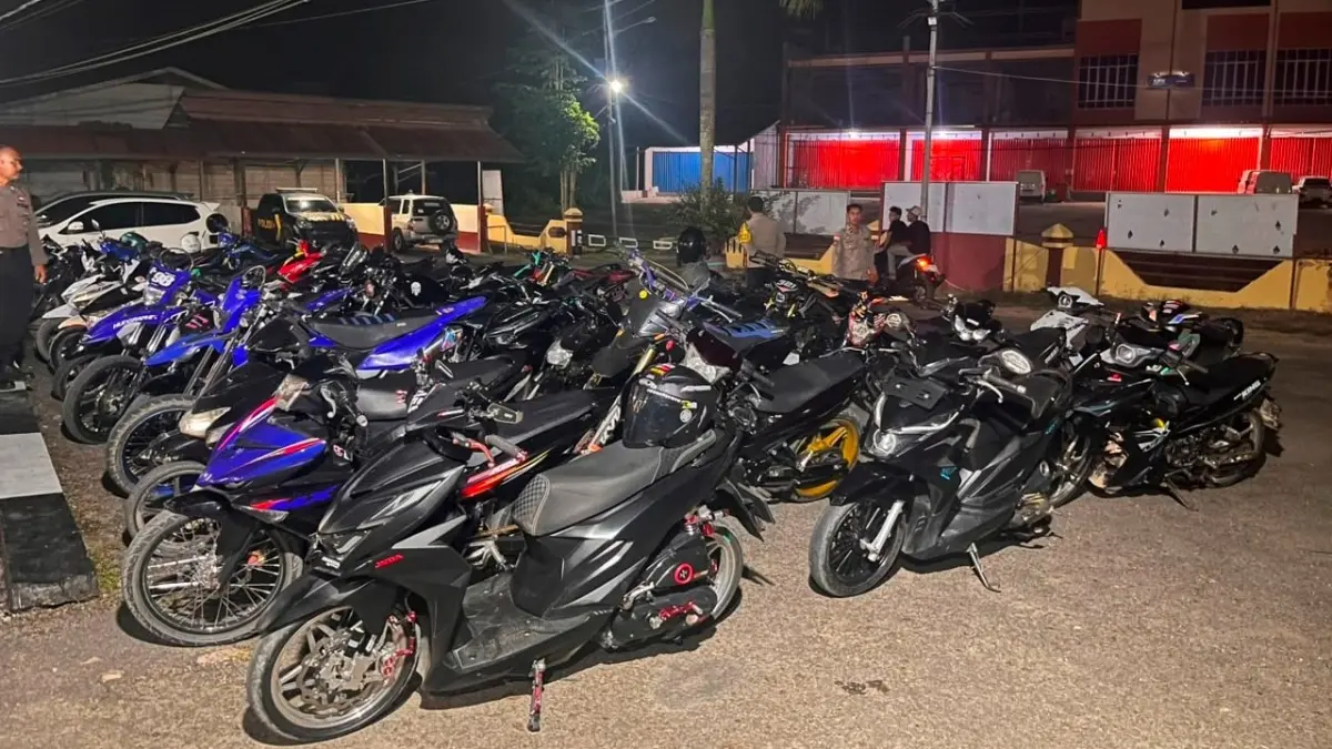 Deretan kendaraan bermotor yang menggunakan knalpot brong di Kecamatan Sekayam, Sabtu (25/7) malam.&nbsp; (ISTIMEWA)&nbsp;