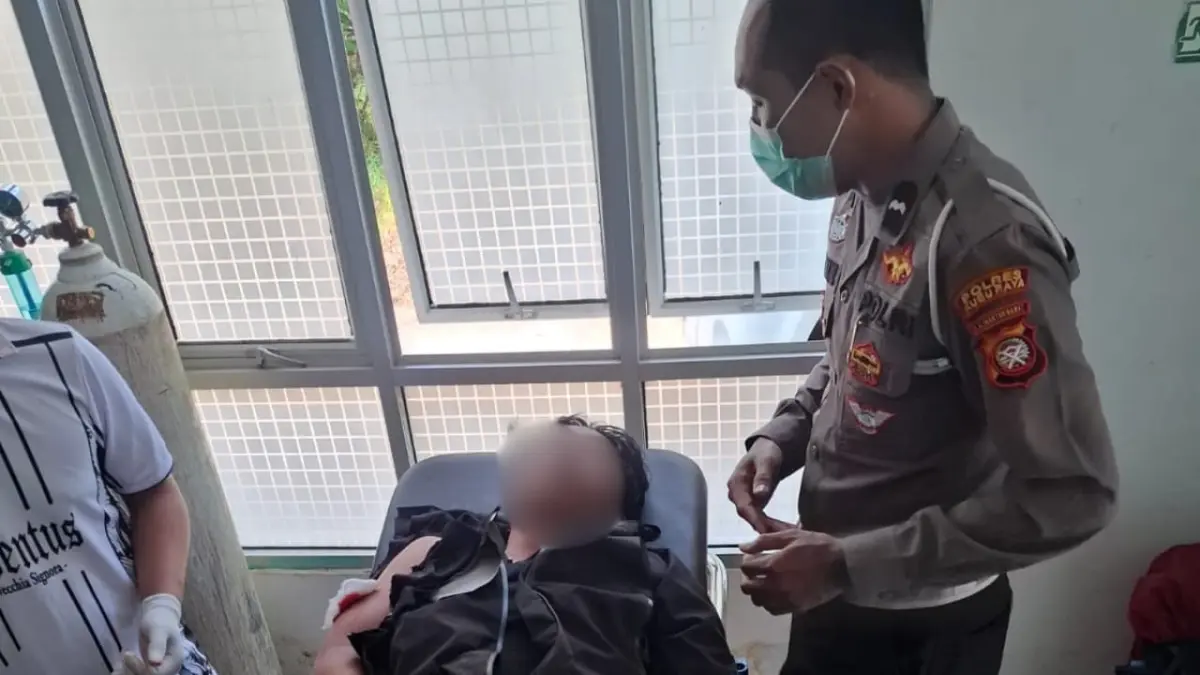 JENGUK KORBAN: Personel Satlantas Polres Kubu Raya menjenguk M. Aldo Pranata, korban selamat dalam kecelakaan tabrak lari truk tangki di ruang perawatan rumah sakit, Senin (27/7). Polisi meminta keterangan korban sebagai bagian dari penyelidikan untuk mengungkap identitas sopir truk tangki yang diduga melarikan diri.