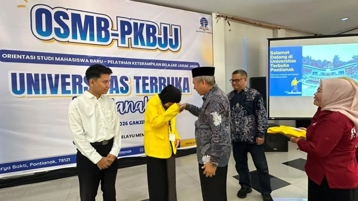 El Zuratnam memasangkan almamater kepada mahasiswa baru. (ISTIMEWA)
