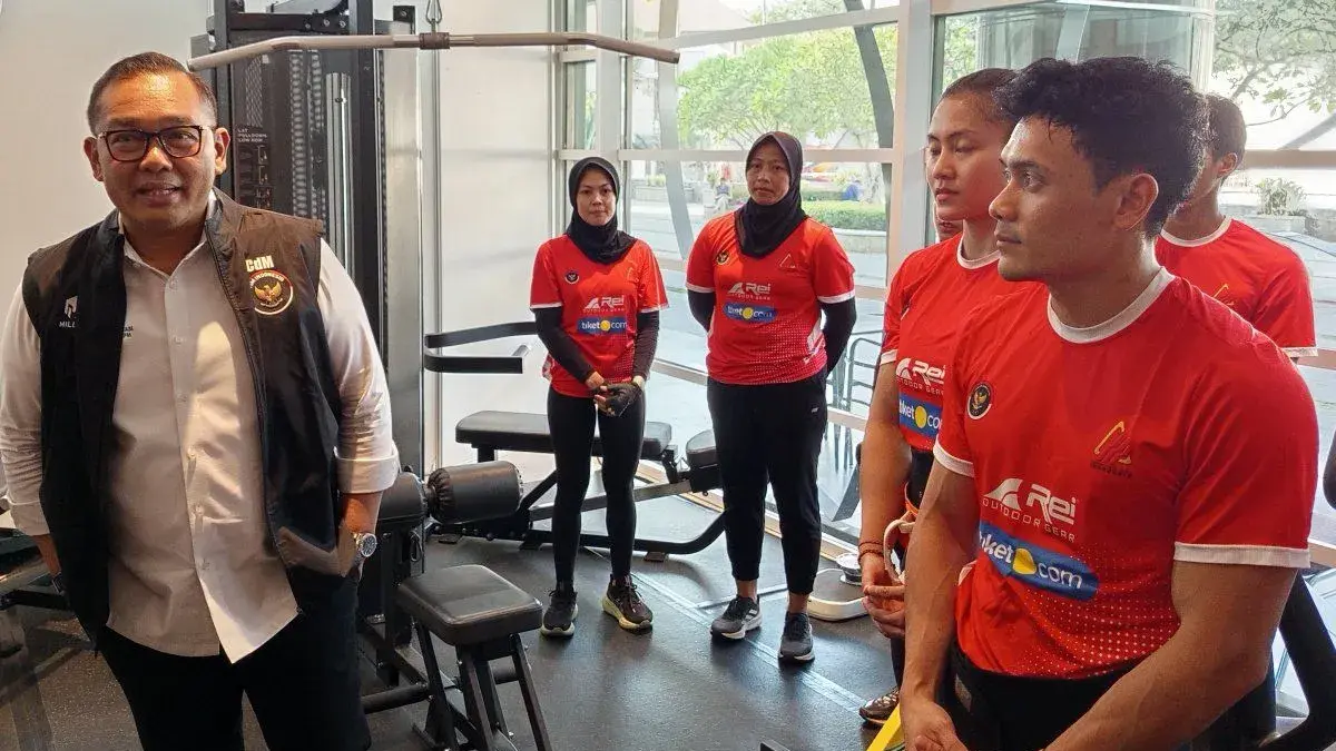 CdM Kontingen Indonesia untuk Asian Games 2026 Todotua Pasaribu (kiri) berbincang dengan atlet panjat tebing disiplin speed Indonesia Veddriq Leonardo (kanan), serta atlet lainnya di tempat pelatnas, Kota Bekasi, Jawa Barat, Senin (27/7/2026). (ANTARA/Donny Aditra)