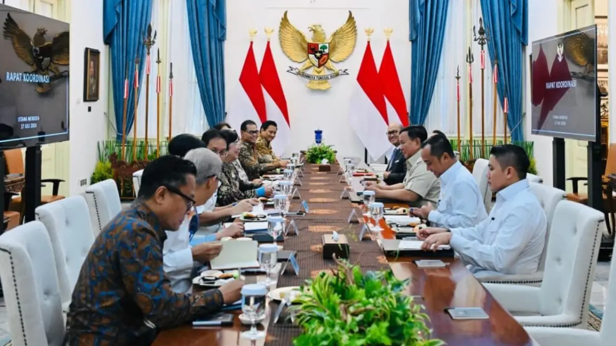 KOORDINASI: Presiden Prabowo Subianto memimpin rapat Komite Stabilitas Sistem Keuangan (KSSK) di Istana Merdeka, Jakarta, Senin (27/7/2026). Pertemuan membahas langkah menjaga stabilitas ekonomi pascapengunduran diri Gubernur BI Perry Warjiyo, termasuk penguatan koordinasi melalui konsep KKSK Plus.  /////  Foto: BPMI Setpres/Laily Rachev
