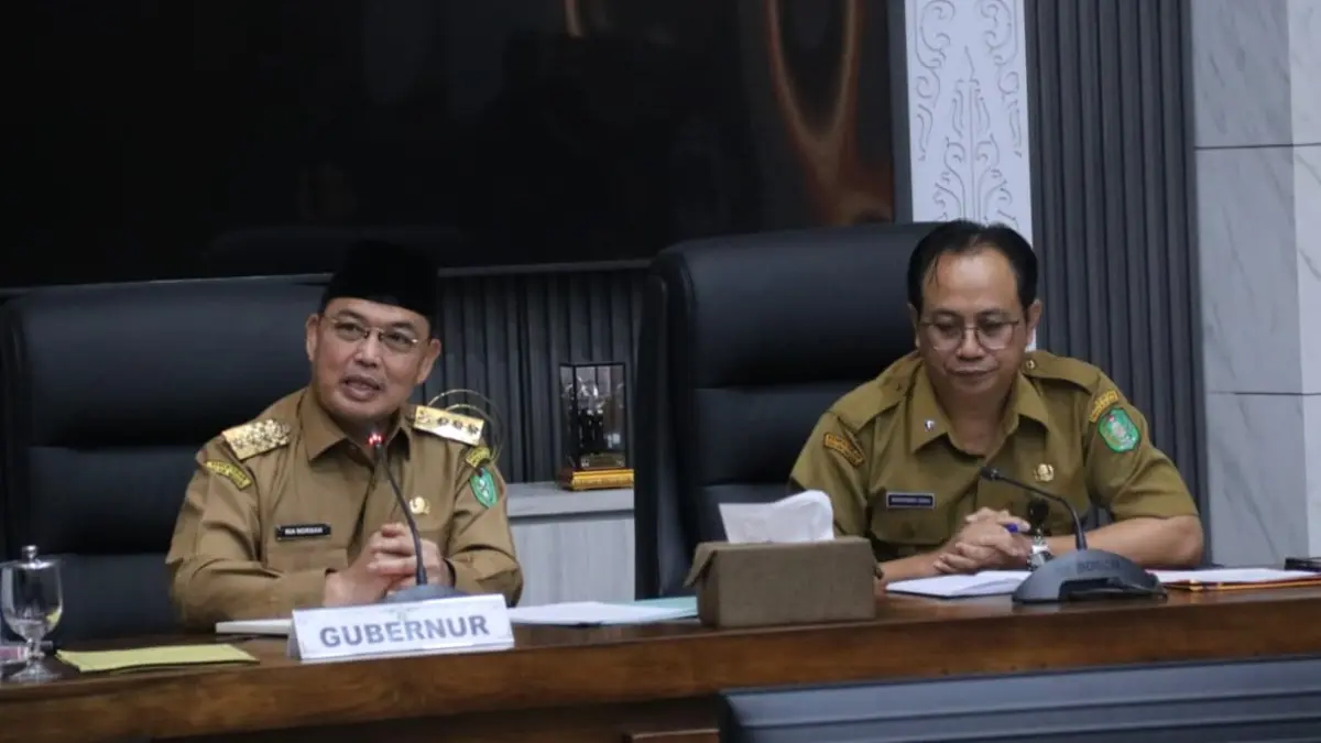 Gubernur Kalbar Ria Norsan menerima keluhan yang disampaikan aliansi sopir terkait dugaan penyimpangan distribusi BBM di kantor Gubernur Kalbar pada Senin (27/7). (ISTIMEWA)