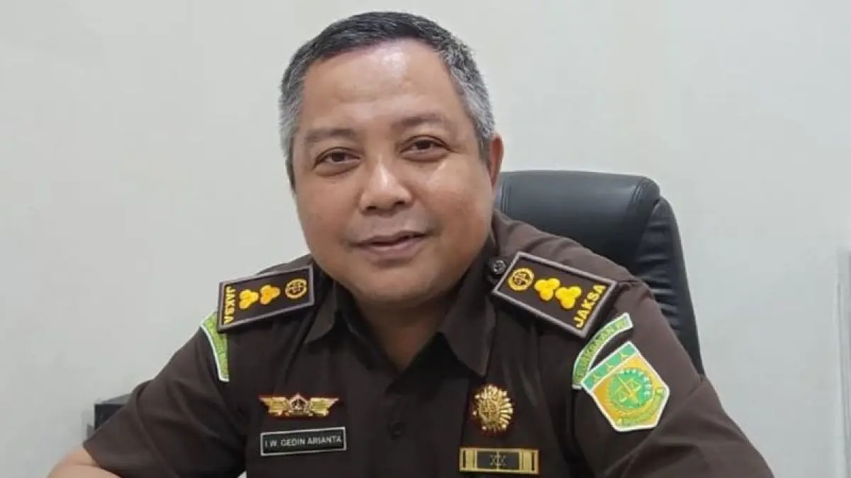 Kepala Seksi Penerangan Hukum (Kasi Penkum) I Wayan Gedin Arianta memberikan keterangan terkait informasi dugaan perampasan emas di Kabupaten Sekadau, di Pontianak, Senin (27/7/2026) (ANTARA/Rendra Oxtora)