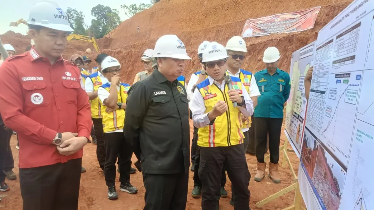 Ketua Komisi V DPR RI Lasarus bersama Bupati Kapuas Hulu Fransiskus Diaan saat meninjau pembangunan Jalan Nanga Era-Batas Kaltim. (TAUFIK/PONTIANAK POST)