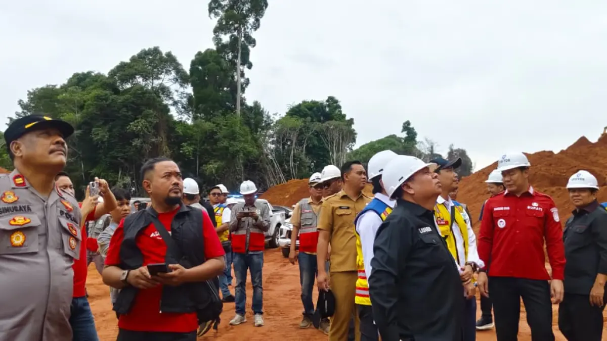 Ketua Komisi V DPR RI Lasarus, saat kunjungan kerja reses ke lokasi Paket Pembangunan Jalan Nanga Erak–Batas Kalimantan Timur di Dusun Nanga Erak, Desa Cempaka Baru, Kecamatan Putussibau Selatan, Kabupaten Kapuas Hulu, Senin (27/7/2026). (Humas Polri)