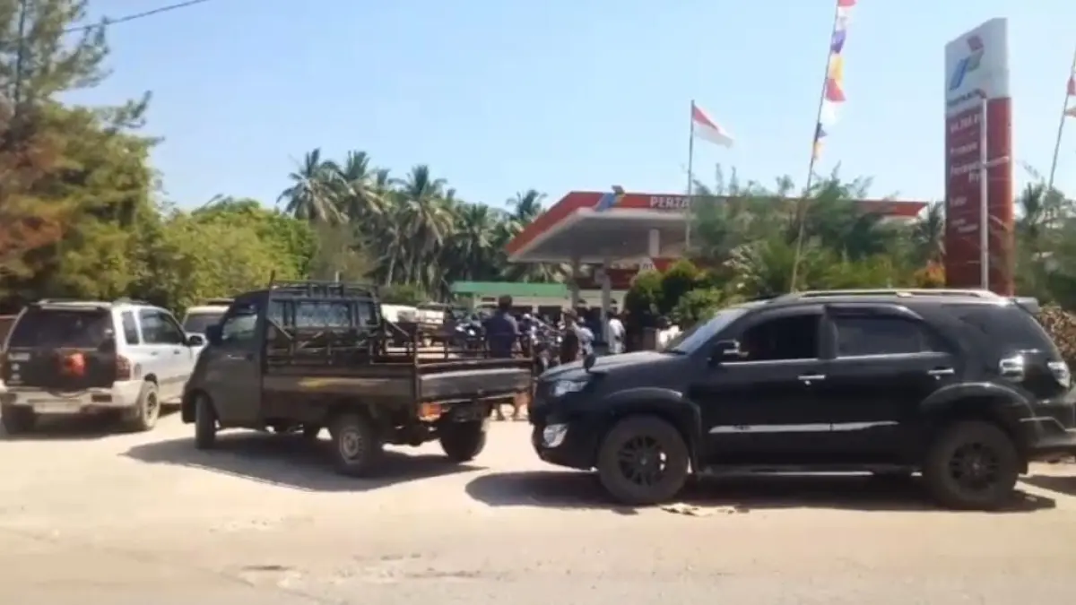 Kondisi antrean panjang di salah satu SPBU yang ada di Kabupaten Kayong Utara.  (ISTIMEWA)

