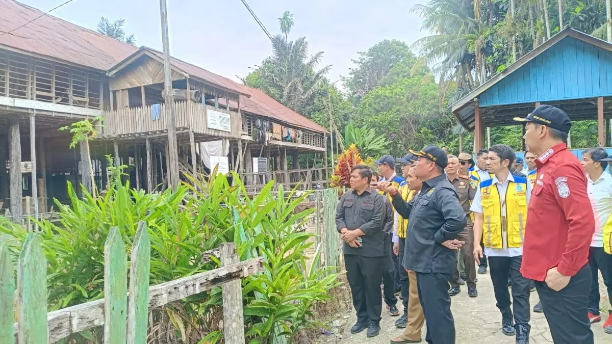 Lasarus Ketua Komisi V DPR RI Hulu saat melakukan kunjungan kerja ke Kabupaten Kapuas Hulu. Salah satunya mengunjungi situs budaya rumah betang Semangkok Kapuas Hulu. (TAUFIK/PONTIANAK POST)