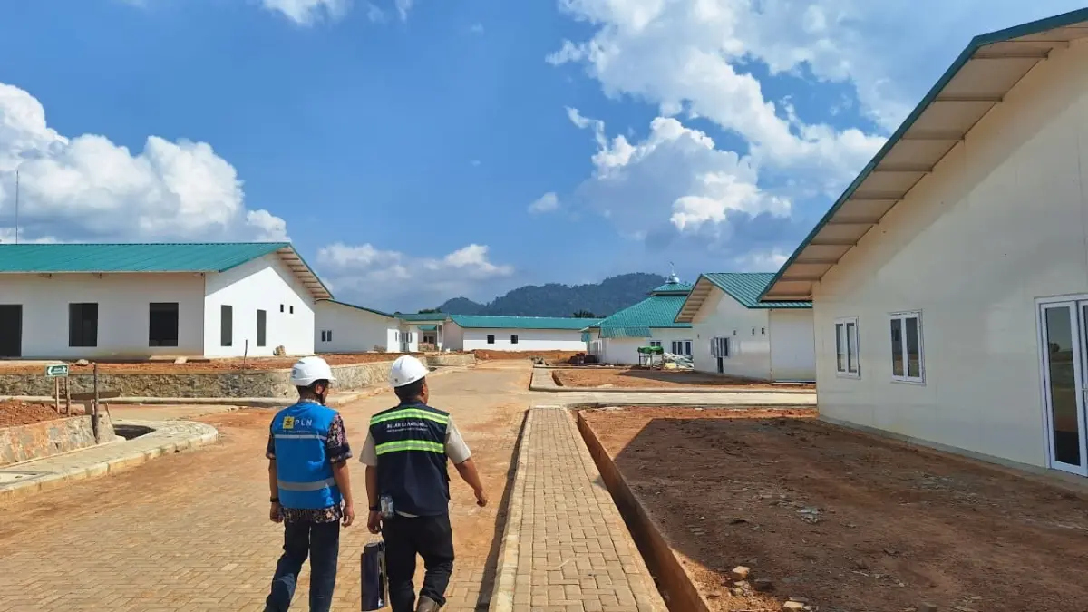 Manager PLN UP3 Mempawah bersama manajemen PT ANTAM Tbk meninjau area operasional untuk memastikan kesiapan infrastruktur kelistrikan dalam mendukung aktivitas perusahaan.