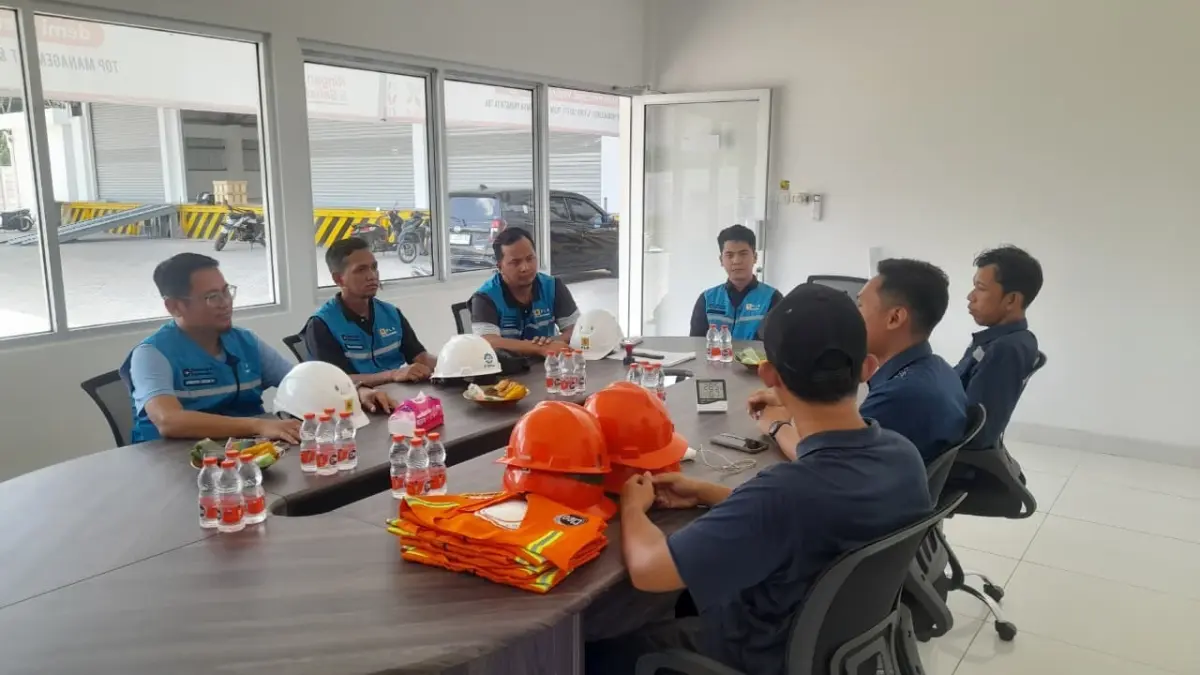 Manager PLN UP3 Mempawah bersama perwakilan PT Sariguna Primatirta melakukan koordinasi terkait keandalan sistem kelistrikan guna mendukung kelancaran operasional perusahaan pasca perubahan daya.
