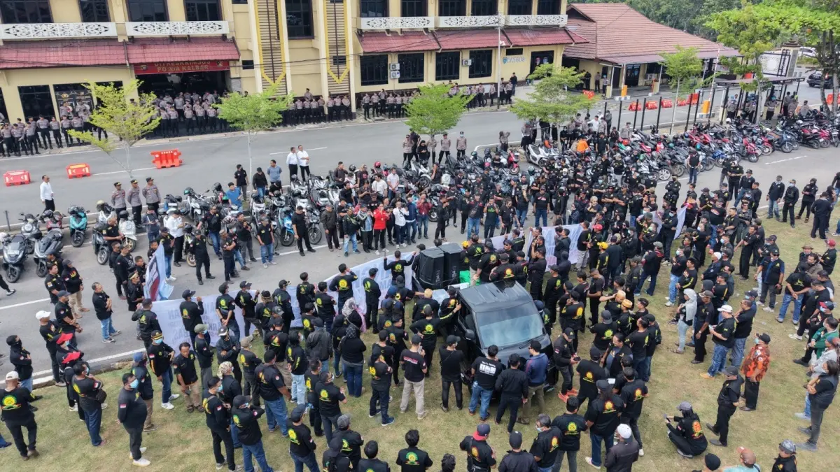 Massa dari LPM Kalbar saat menyampaikan pengaduan kepada jajaran Polda Kalbar terkait dugaan pencemaran nama baik di Mapolda Kalbar, Senin (27/7). (POLDA KALBAR FOR PONTIANAK POST)