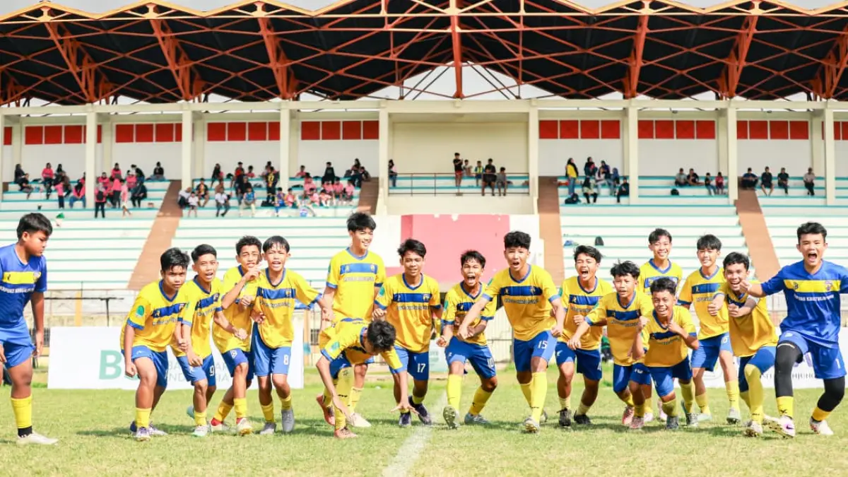 Meluapkan kegembiraan setelah meriah juara pertama.