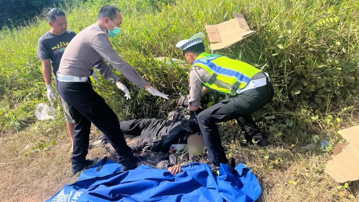 Petugas Satlantas Polres Kubu Raya melakukan olah tempat kejadian perkara (TKP) kecelakaan maut di Jalan Trans Kalimantan KM 56, Sungai Ambawang. Polisi masih memburu sopir truk tangki yang diduga melarikan diri usai menabrak dua pengendara sepeda motor. (POLRES KUBU RAYA)