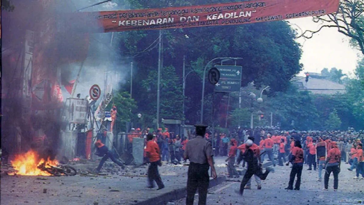 Penyerangan kantor PDI di Jalan Diponegoro kawasan Jalan Salemba, Jakarta Pusat, 27 Juli 1996. (DOK WIKIPEDIA) 