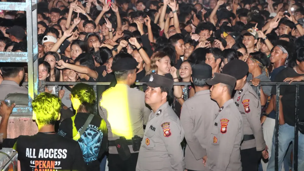 Personel Polres Sekadau melakukan pengamanan saat ribuan warga menghadiri penutupan Pekan Gawai Dayak XV Kabupaten Sekadau di Rumah Betang Youth Center, Sabtu (25/7/2026).