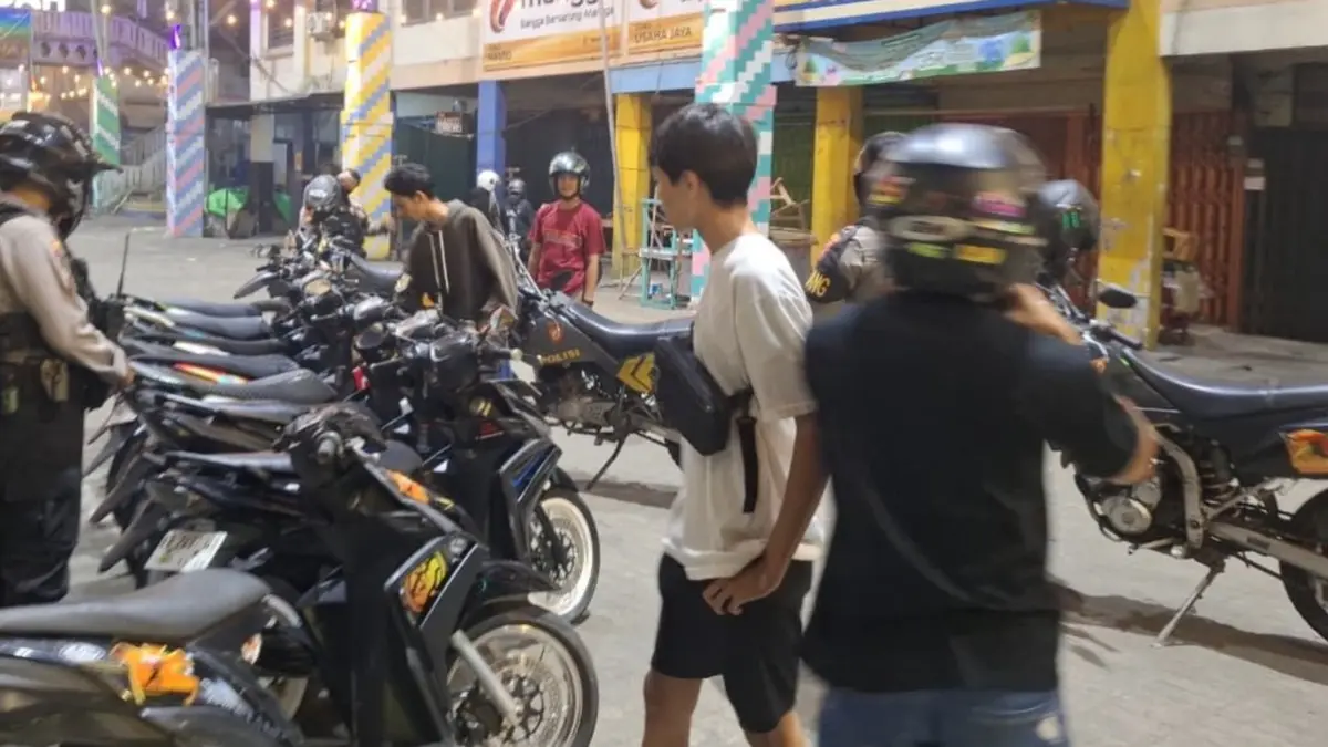 Personel Polresta Pontianak saat mengamankan beberapa motor berknalpot brong saat melaksanakan patroli skala besar pada Sabtu (25/7) malam. (HUMAS POLRESTA PONTIANAK)