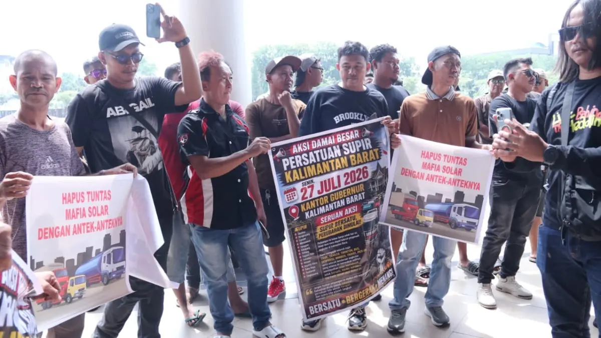 Perwakilan Persatuan Sopir Kalbar menyampaikan aspirasi kepada Pemprov Kalbar terkait persoalan distribusi solar bersubsidi di Kantor Gubernur Kalbar, Senin (27/7). (POLDA KALBAR FOR PONTIANAK POST)