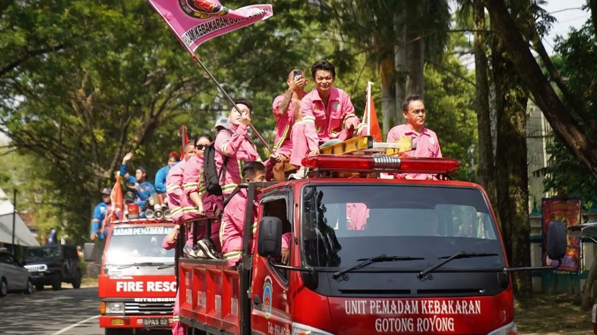 Peserta Pawai Damkar dalam Rangka HUT ke-50 Damkar Panca Bhakti. (ISTIMEWA)