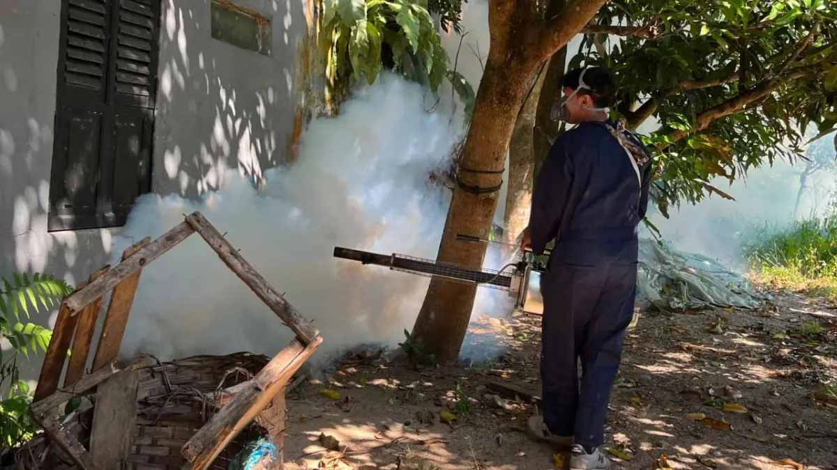 Petugas Dinkes Kayong Utara melakukan fogging di sekitar asrama seluruh kontingen MTQ ke-34. (ISTIMEWA)