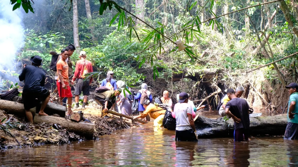 PT ANTAM bersama warga Dusun Cingka Desa Tanjung Bunut bergotong royong membersihkan Sungai Batang Cina pada Minggu (26/7).