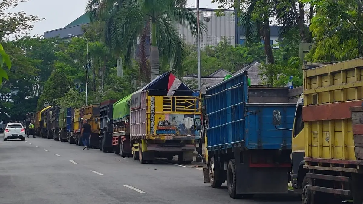 Puluhan truk angkutan terparkir saat aksi damai di Kantor Gubernur Kalbar.