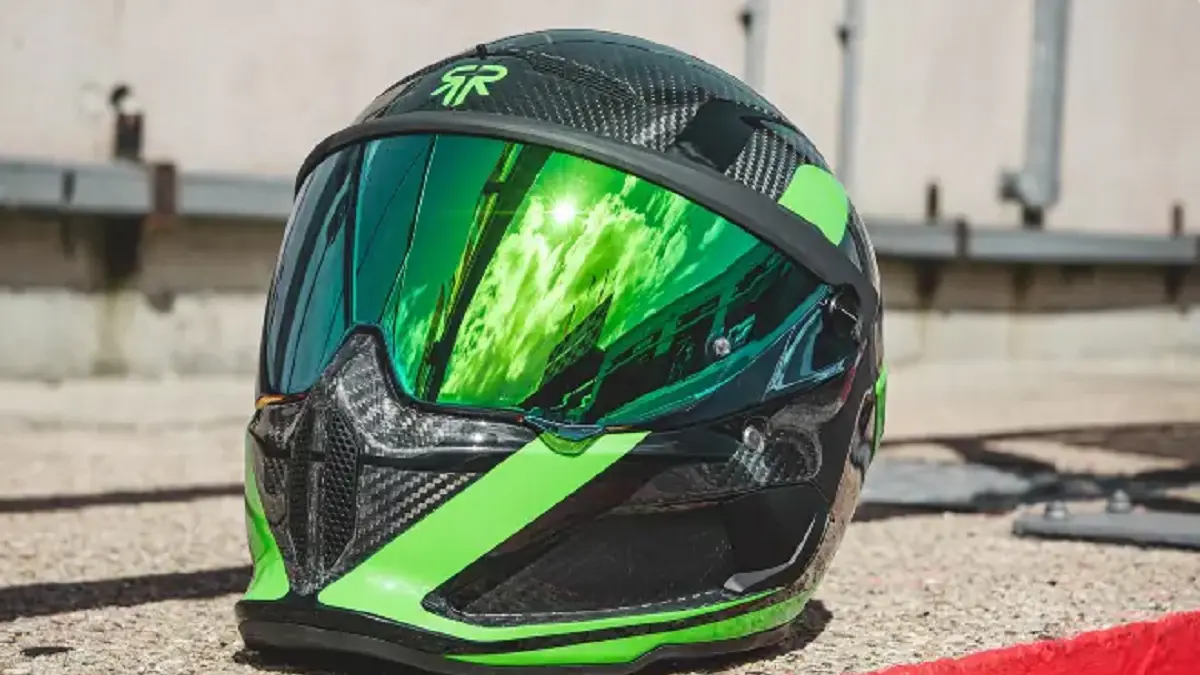 Ruroc AT4 Track Verde tampil dengan balutan serat karbon dan warna hijau khas supercar sebagai edisi premium terbaru. (PINTEREST)