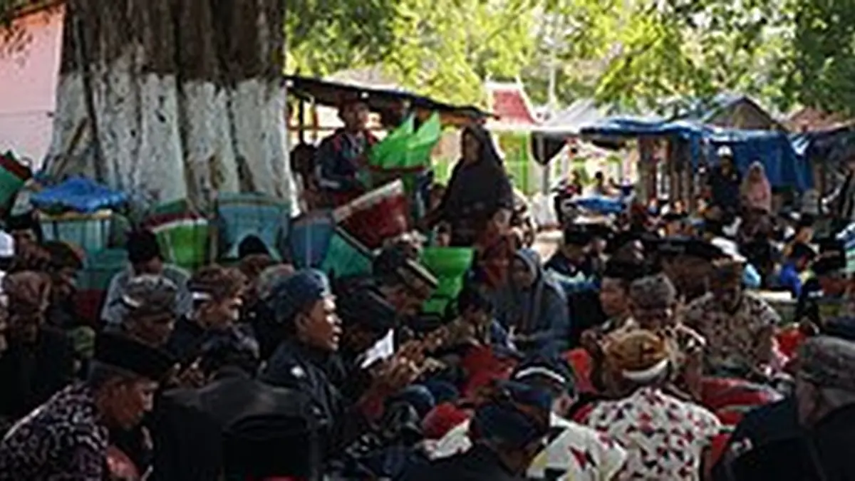 Salah satu acara selamatan Madura yang menyajikan tacin mera pote sebagai hidangan. (DOK WIKIPEDIA) 