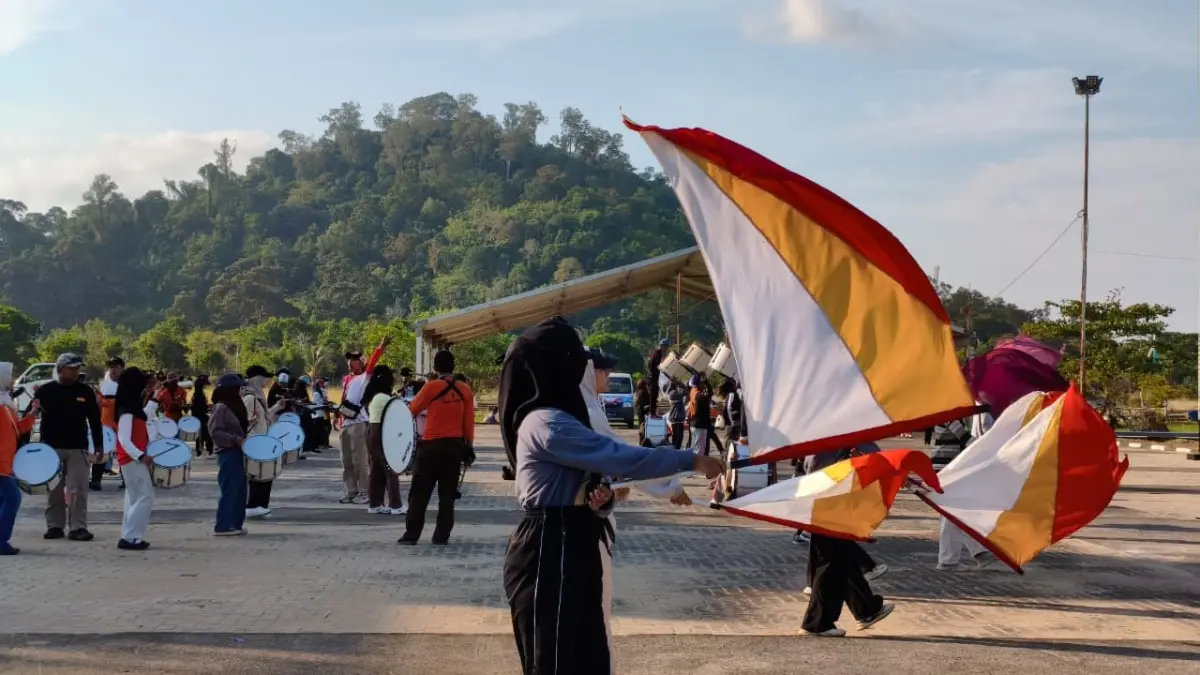 Sejumlah anggota drumband menggelar latihan bersama di pelataran Pantai Pulau Datok, Sukadana, Kayong Utara. (ISTIMEWA)

