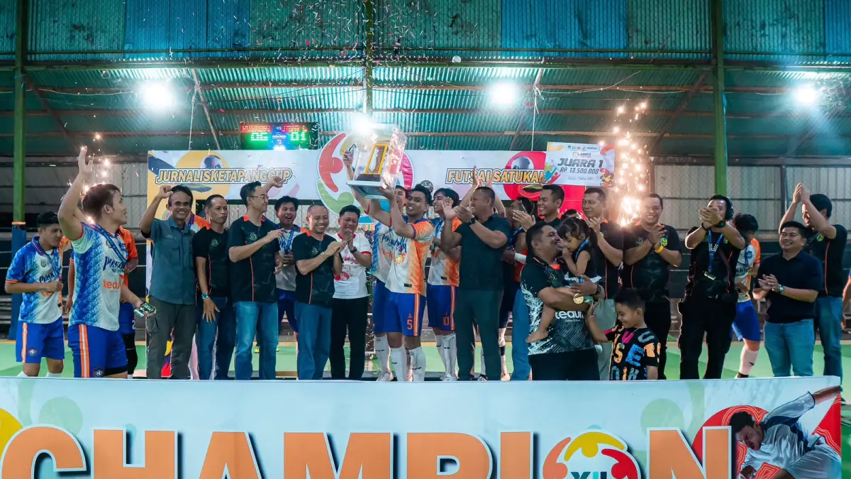 Tim Futsal Poskopi x Teduh mengangkat piala setelah mengalahkan Jaya Lestari di final, Sabtu (25/7) malam.