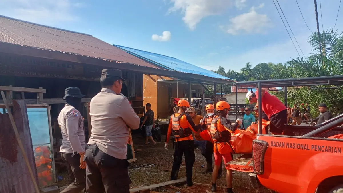 Tim SAR saat melakukan evakuasi terhadap korban meninggal yang tenggelam.(ISTIMEWA) 

