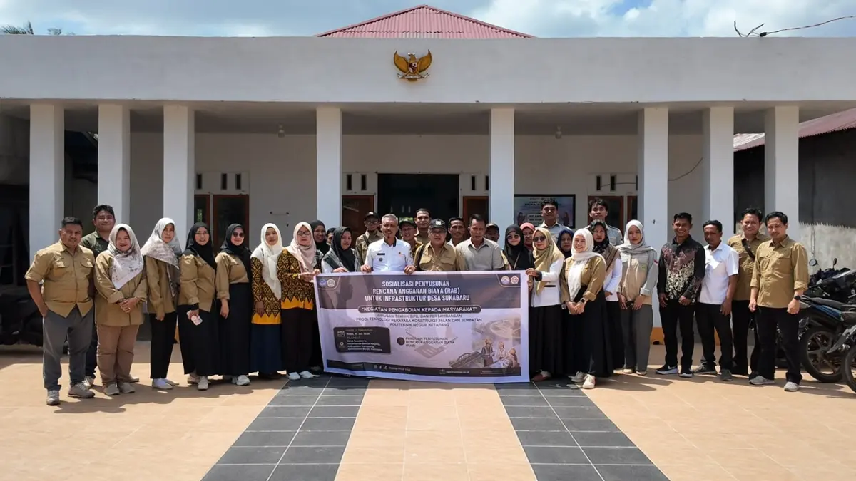 Direktur Politeknik Negeri Ketapang, Irianto (tengah kiri) didampingi jajarannya memberikan cendera mata kepada kepala desa Sukabaru, A. Rahman, pada Pembukaan Program PKM Kemitraan Pemberdayaan Desa Binaan di Desa Sukabaru, Kec. Benua Kayong, Kabupaten Ketapang, Rabu (15/7/2026).