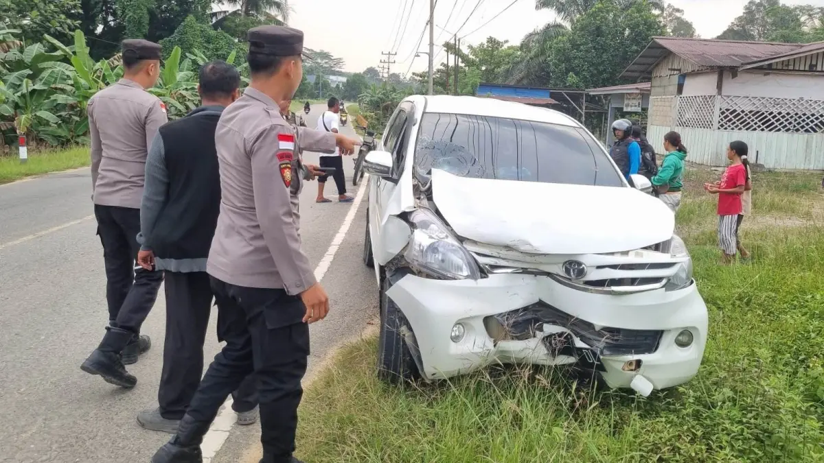 Mobil Toyota Avanza mengalami kerusakan pada bagian depan setelah terlibat kecelakaan dengan sepeda motor Yamaha Aerox di Jalan Lintas Malindo, kawasan Suban, Desa Balai Karangan, Kecamatan Sekayam, Kabupaten Sanggau, Sabtu (25/7/2026). Tidak ada korban jiwa dalam insiden tersebut, sementara polisi masih menyelidiki penyebab pasti kecelakaan.