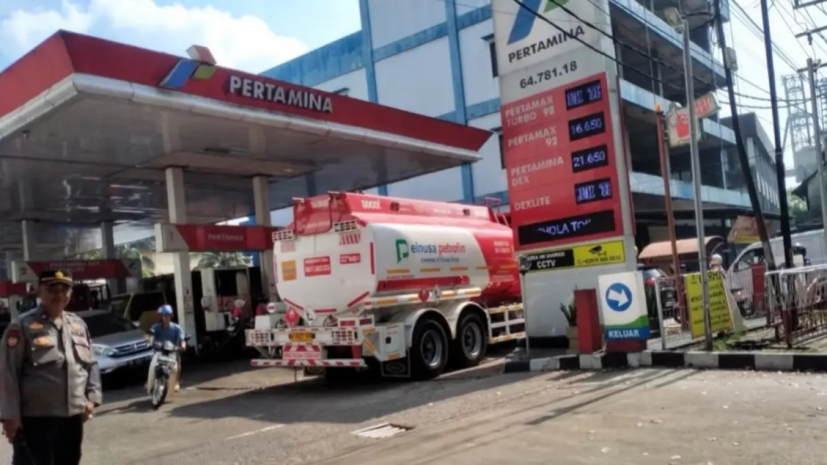 Mobil tangki PT Pertamina Patra Niaga menyalurkan BBM ke salah satu SPBU di Kota Pontianak. Distribusi dipercepat melalui penambahan pasokan dan penguatan armada guna mengurai antrean serta memastikan ketersediaan BBM bagi masyarakat di Pontianak dan Kubu Raya tetap aman.
