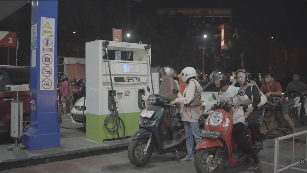 Antrean kendaraan mengular di salah satu SPBU di Kota Pontianak saat masyarakat mengisi bahan bakar minyak (BBM). Pertamina Patra Niaga memperkuat pasokan dan memperpanjang jam operasional sejumlah SPBU untuk mengurai antrean serta memastikan distribusi BBM tetap lancar.