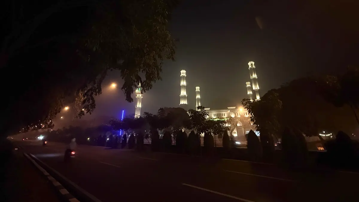 KABUT ASAP MENYELIMUTI PONTIANAK: Kabut mulai menyelimuti Jalan Ahmad Yani, Kota Pontianak, seiring memburuknya kualitas udara yang menempatkan Pontianak sebagai kota dengan tingkat polusi tertinggi di Indonesia. Masyarakat diimbau membatasi aktivitas di luar ruangan, terutama pada malam hari. (FOTO OLEH MEIDY KHADAFI/PONTIANAK POST)