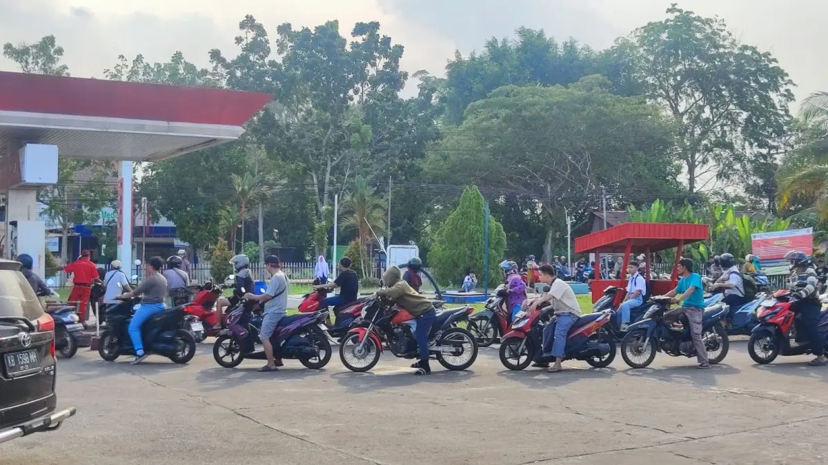 Antrean kendaraan roda dua dan empat di SPBU Desa Arang Limbung Kecamatan Sungai Raya Kabupaten Kubu raya mulai melandai pada selasa (28/7) sore. (DENY HAMDANI/PONTIANAK POST