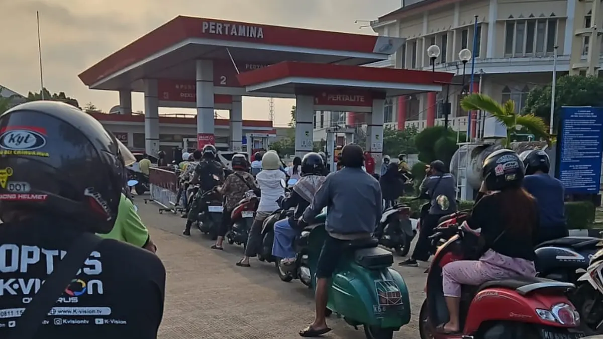 Antrean panjang kendaraan di SPBU Jalan Gusti Hamzah Kota Pontianak masih terjadi pada Selasa (28/7) pagi.