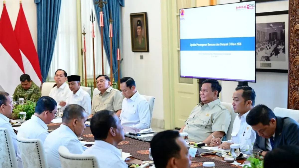 Presiden Prabowo Subianto memimpin rapat terbatas membahas kesiapsiagaan menghadapi dampak El Nino, ancaman kebakaran hutan dan lahan (karhutla), serta ketersediaan air bersih bersama jajaran Kabinet Merah Putih di Istana Merdeka, Jakarta, Selasa (28/7/2026). Kalimantan Barat menjadi salah satu wilayah yang mendapat perhatian pemerintah dalam antisipasi karhutla. (Foto: BPMI Setpres/Muchlis Jr.)