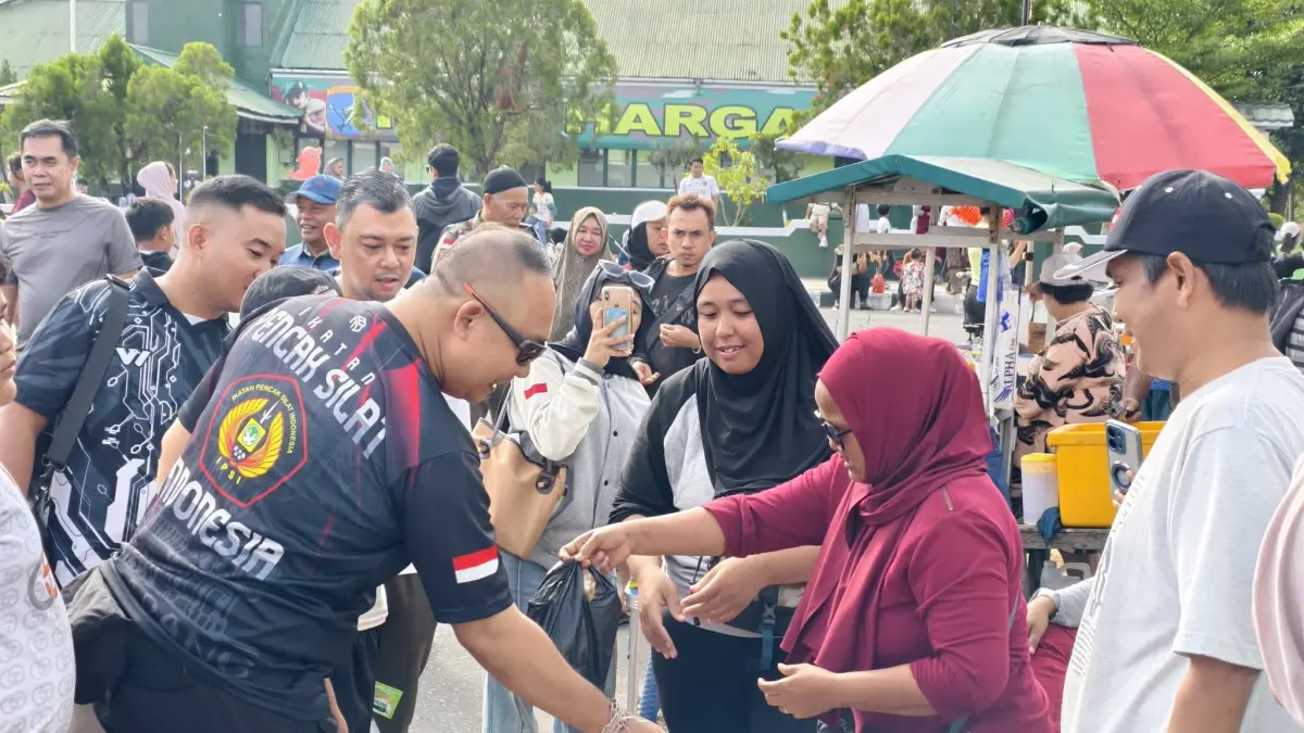 Bupati Ketapang, Alexander Wilyo, mencoba jajanan UMKM yang ada di kawasan CFD, Minggu (26/7). (ISTIMEWA)