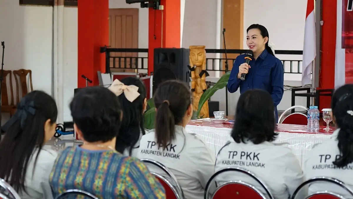 Bupati Landak Karolin Margret Natasa memberikan sambutan sebelum melepas kontingen TP PKK Kabupaten Landak untuk HKG PKK ke-54 Tingkat Provinsi Kalimantan Barat pada Sabtu (25/7) lalu. (HUMAS PEMKAB LANDAK)