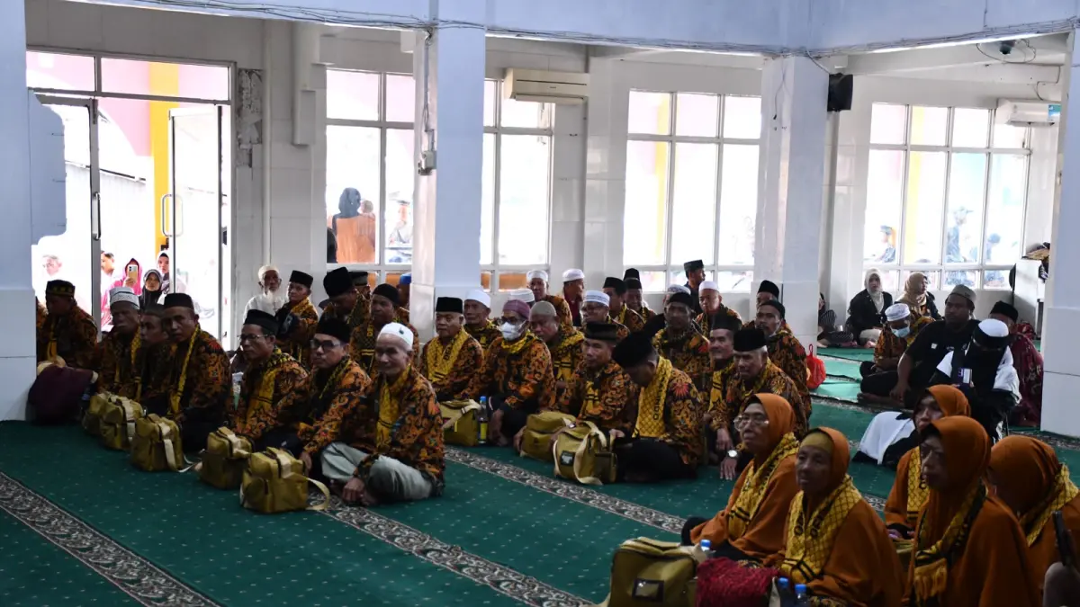 Bupati Sintang Gregorius Herkulanus Bala melapas langsung 124 orang rombongan umroh di Masjid Daarul Faizin, Senin (27/7) sebelum bertolak menuju Pontianak.(RISKA / PONTIANAK POST) 

