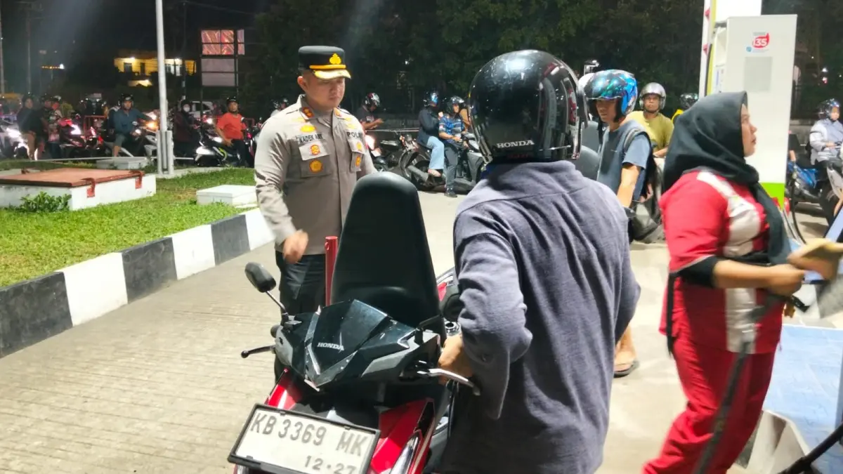 Kapolres Kubu Raya, AKBP Kadek Ary Mahardika mengecek langsung kondisi pelayanan di salah satu SPBU di Kubu Raya. Peninjauan dilakukan untuk memastikan ketersediaan stok BBM tetap aman sekaligus mengimbau masyarakat tidak panik menyikapi antrean kendaraan yang terjadi di sejumlah SPBU. (ISTIMEWA)