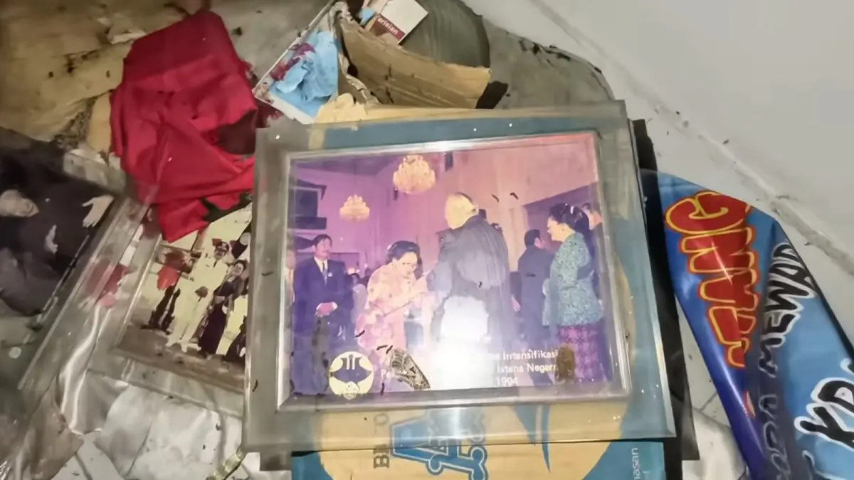 Foto Presiden RI ke 2 Soeharto ditemukan di dalam rumah bergaya majapahit yang ditemukan terbengkalai.   